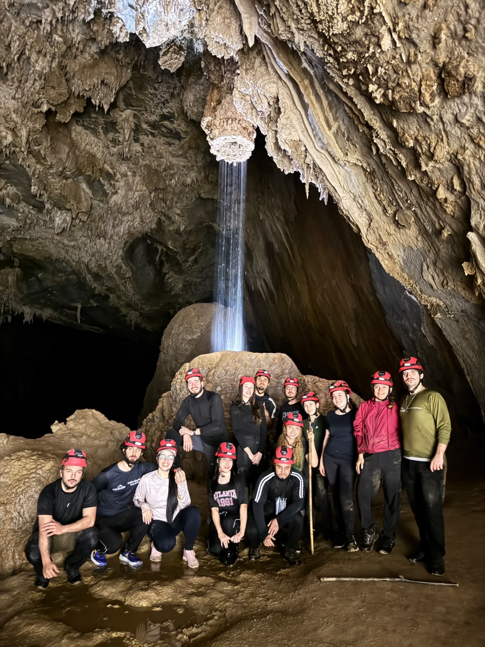 Grupo Peak Brothers reunido diante da cachoeira subterrânea — PETAR, Caverna Temimina