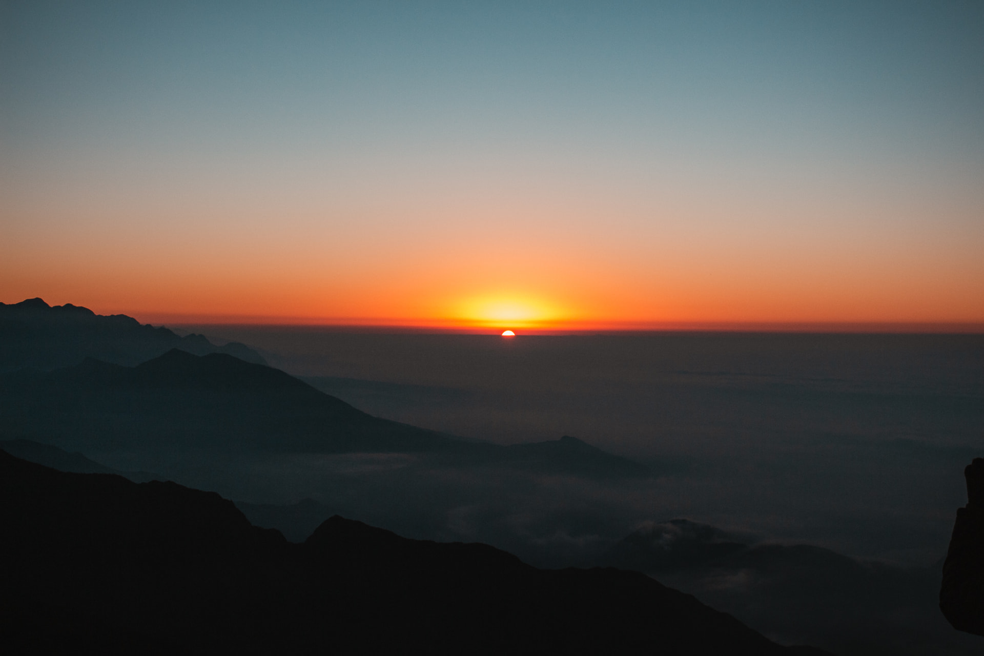 Nascer do sol sobre as montanhas e nuvens — Pico dos Marins