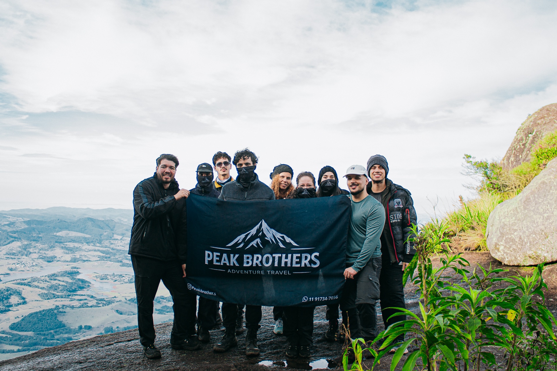 Grupo Peak Brothers com a bandeira no cume — expedição Pico do Lopo