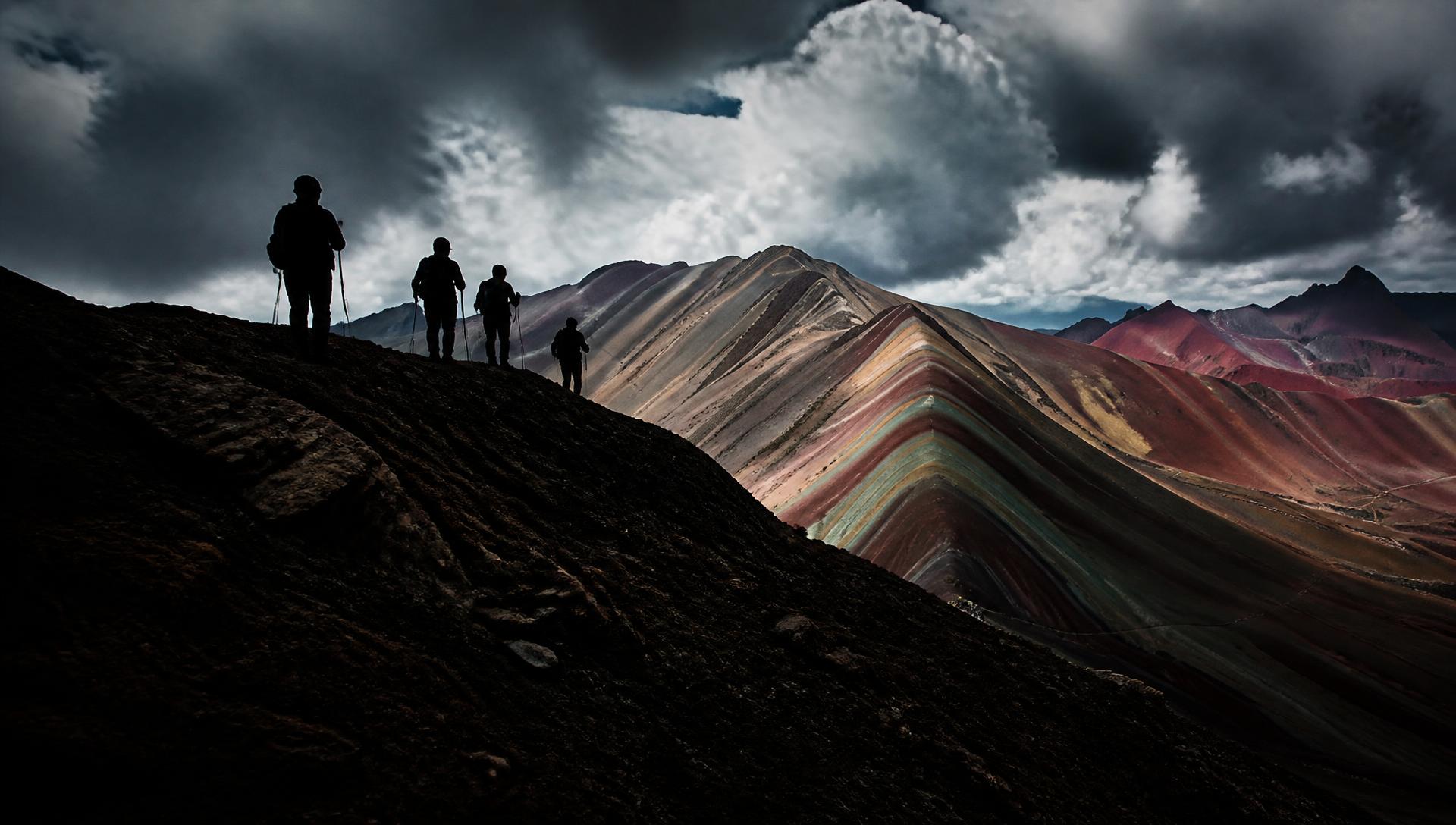 Expedicionários em uma crista dos Andes peruanos ao entardecer