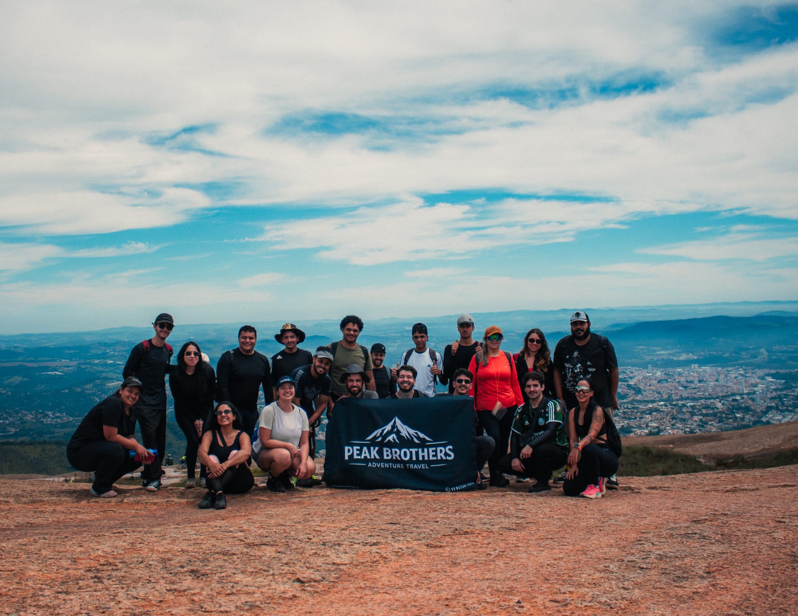 Grupo Peak Brothers com a bandeira no cume da Pedra Grande — Atibaia