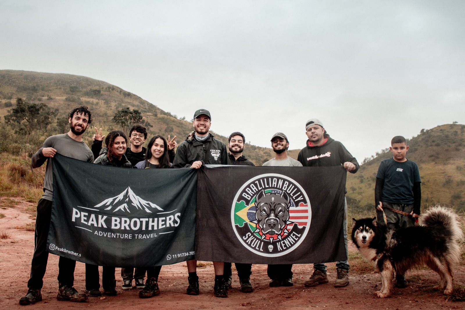 Grupo Peak Brothers com bandeira oficial e parceiros — expedição Morro do Saboó
